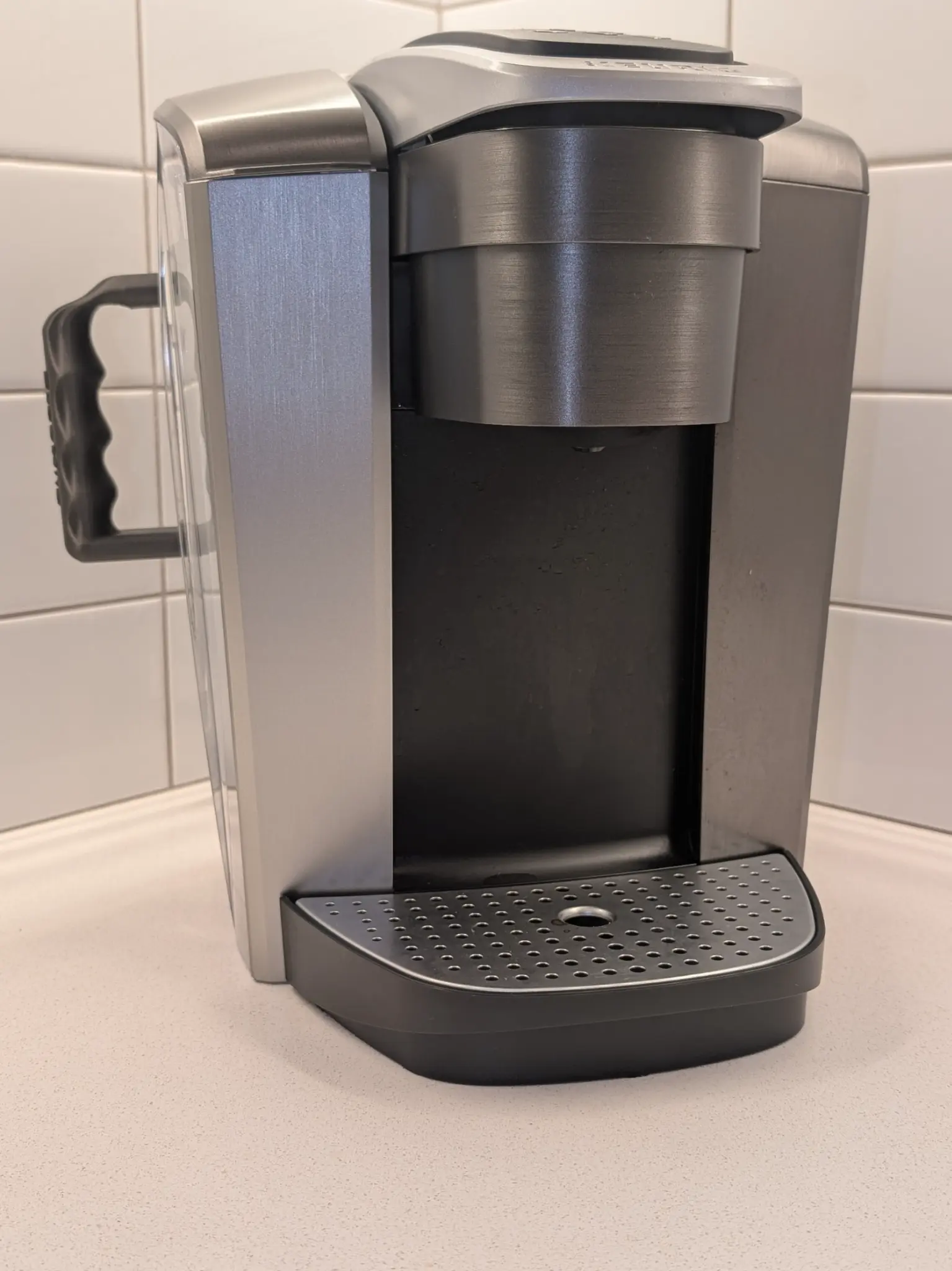 Ergo-K Handle attached to K-Cup coffee machine reservoir